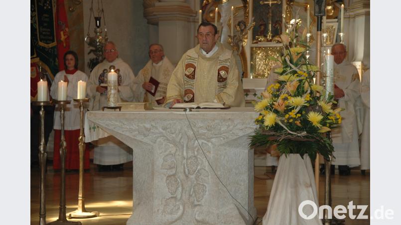 Bischöflich Geistlicher Rat Pfarrer Johannes Frischholz feierte im Juni 2008 sein goldenes Priesterjubiläum in der Stadtpfarrkirche Vohenstrauß. Am Dienstagmorgen, 5. Juni, verstarb der 85-Jährige in einer Regensburger Klinik. dob