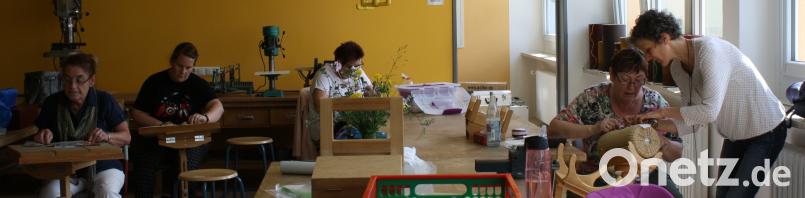 Mit großer Konzentration sind die Damen bei den Klöppelkursen dabei. Im Klöppelkurs „Geklöppelter Schmuck“ hilft Kursleiterin Birgit Härtel (rechts) beim Umgang mit Edelstahldraht. eib