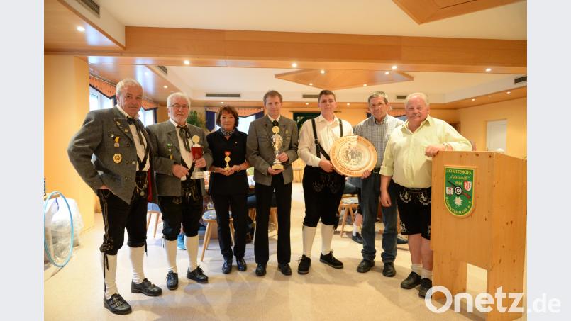 Die Pokal- und Scheibengewinner mit den Offiziellen und Spendern (von links): Schützenmeister Hans Wenkmann, Edi Ströhl, Hermine Wenkmann, Markus Prächtl, Alfred Herbst, Johann Stiegler und 2. Schützenmeister Josef Hirsch. brü