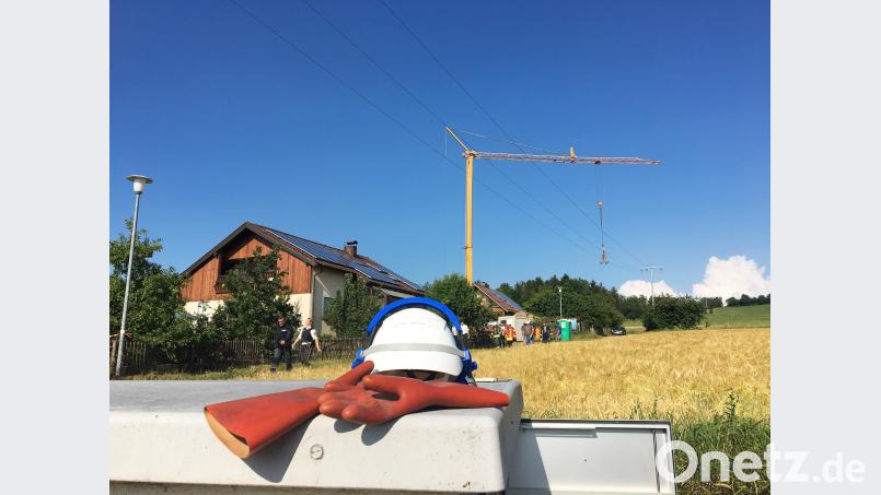 Der Wind dreht in Edeldorf den Kran immer wieder in die Mittelspannungsleitung. gsb