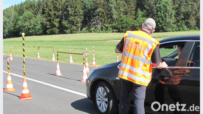 Wie gut kennst du die Abmessungen des eigenen Autos? Vor dem Parcours gibt Fahrlehrer Peter Staffel hilfreiche Tipps. exb