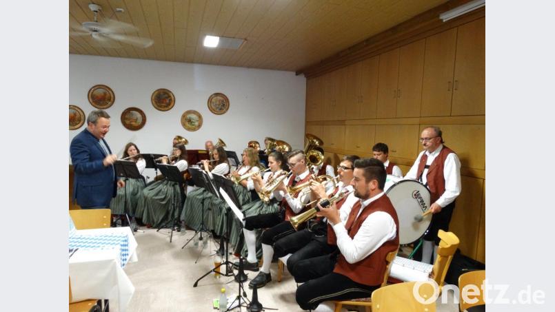 Pfarrer Waleszczuk als Dirigent der Steinwaldmusikanten twg