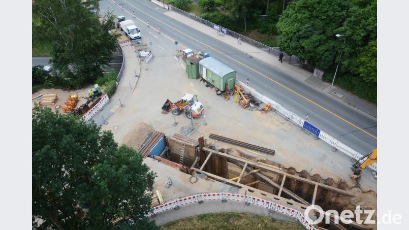 Nach dem ursprünglichen Zeitplan müsste seit 4. Mai diese Kanalbaustelle am Hammerweg abgeschlossen sein. Nun sollen sich die Verkehrsteilnehmer weitere vier Wochen gedulden und die Umleitungen nutzen. Gabi Schönberger