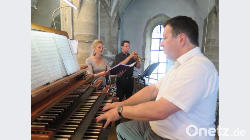 Regionalkantor Stephan Merkes begleitete die Sopranistin Nina Fuchs und den Trompeter Renè Pascal Bauer beim Jubiläumskonzert „20 Jahre Sandtner-Orgel“. jzk