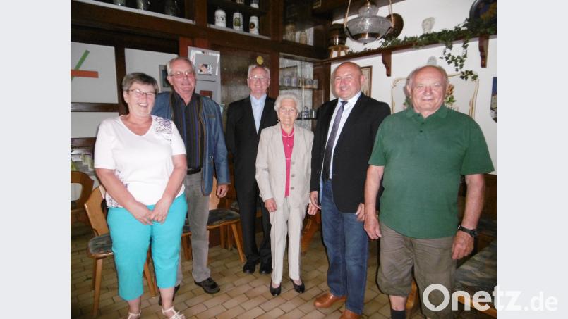 Anna Ritter, die Seniorchefin des Gasthauses Ritter feiert ihren 90. Geburtstag „in alter Frische“ mit Vertretern der Vereine, der Pfarrei und der Gemeinde. mma