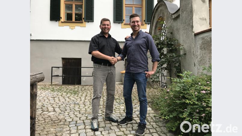 Bürgermeister Rainer Rewitzer (links) dankt Christoph Baierl für einen neuen Baustein zur Klostersanierung. Eichl, Gabi [eig] (g.eichl@mac.com)