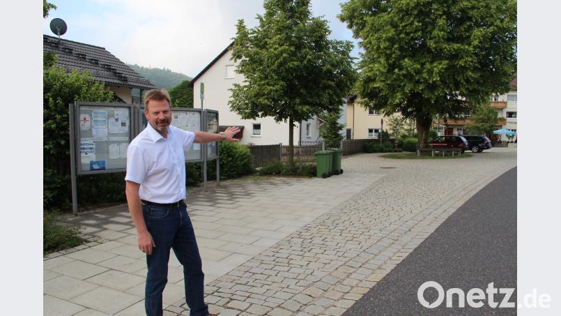 "Hier werden die Schulbusse halten", sagt Bürgermeister Alwin Märkl. Und zwar morgens und auch mittags. Ina Grosser