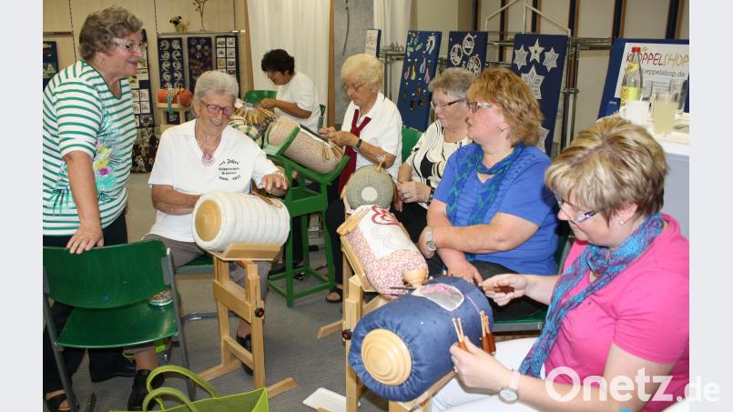 Miteinander klöppelt sich leichter. Beim Hutscha-Nachmittag genießen die  Klöpplerinnen aus der Region die entspannte Atmosphäre. eib