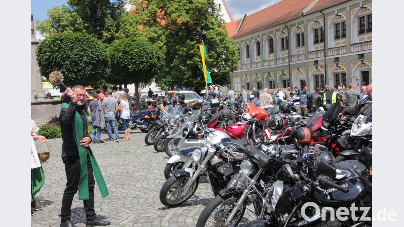 Fahrzeugsegnung nach dem Gottesdienst. kro