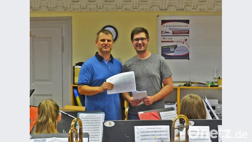 Bei einer Probe der Stadtkapelle übergab Daniel Käsbauer seine Komposition an Dirigent Markus Held. Nico Voith