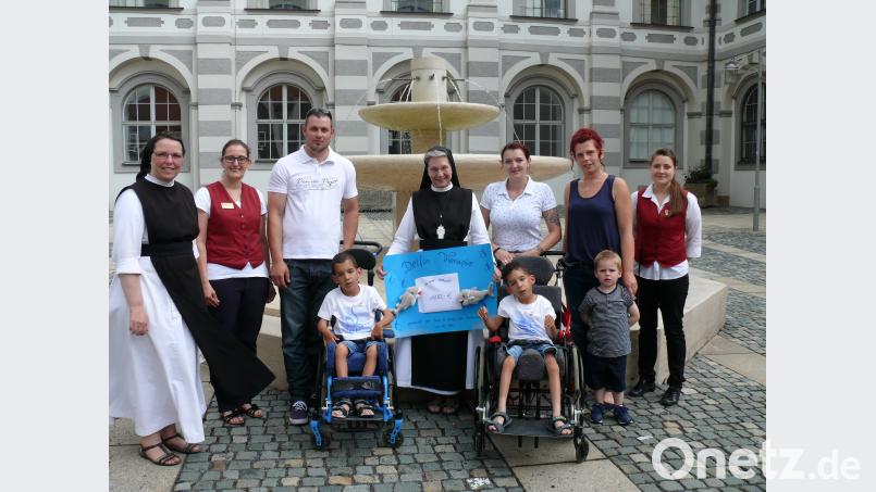 Die Zwillingsbrüder Damien (links) und Malik (rechts) freuen sich über die Spende des Klosters Zisterzienserinnen-Abtei Waldsassen die sie ein Stücken näher zu ihrem Herzenswunsch einer Delphintherapie bringt. Im Bild von links Schwester Sophia Schlemmbach, Melanie Kumeth, Andreas Holzer, Äbtissin Laetitia Fech, Sonja Nelson, Tamara Schön mit Sohn Elias und Nicole Schuller. kgg