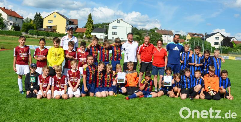 Insgesamt 17 Mannschaften waren bei den Pokalturnieren des SC Kirchenthumbach für den Fußballnachwuchs am Start. Unser BIld zeigt die drei erstplatzierten E-Jugend-Teams zusammen mit dem Organisationsteam. rfü
