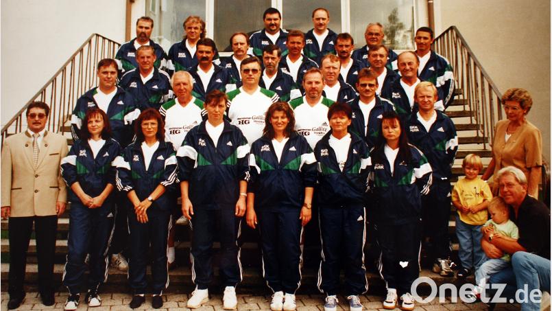 Zum 30.Jubiläum führte den Sportkegelklub (SKK) der 1. Vorsitzende Gerhard Meier (links vorne). Fünf Teams gingen an den Start. Auch die Fahnenweihe fand nach drei Jahrzehnten statt. Bild: zer Kreuzer, Rita [ZER]