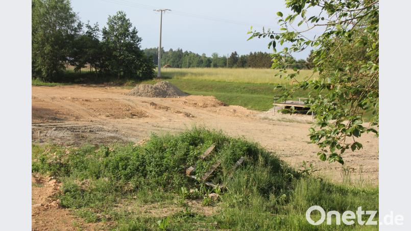 Der Mehrgenerationenplatz nimmt langsam Formen an. Auf der aufgeschütteten Fläche im Hintergrund werden die bereits bestellten Spielgeräte, Bänke und Sitzgruppen stehen. frd