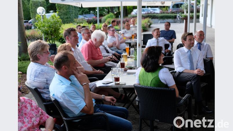 Die  Biergarten-Atmosphäre und das Dämmerschoppen-Format des traditionellen CSU-Sommergespräches kommen bei den vielen Besuchern gut an. do