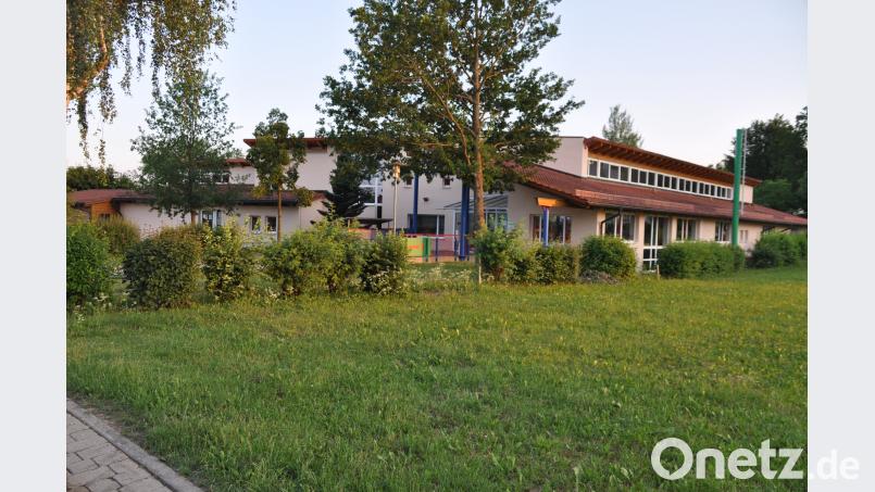 Derzeit verfügt der Kindergarten „Lebendiges Lernen“ über mit 53 Kindergarten- und 13 Krippenplätze. Erweiterungsmöglichkeiten, um den künftigen Bedarf an Betreuungsplätzen zu decken, sind hier vorhanden, allerdings müsste dafür Grund erworben werden. ak