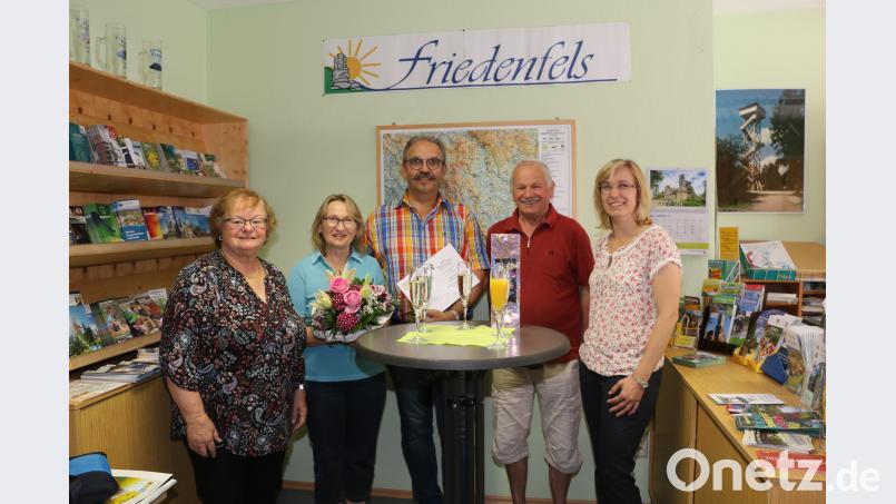Urlauber-Ehrung in der Tourist-Info: Im Bild von links Anneliese Dostler, Sabine und Pascal Bauer, Gerhard Dostler und Tourist-Info-Leiterin Melanie Höfer. bsc