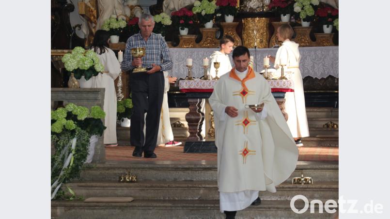 Josef Weidner (links) übernimmt  die Rolle des Messdieners. rpp