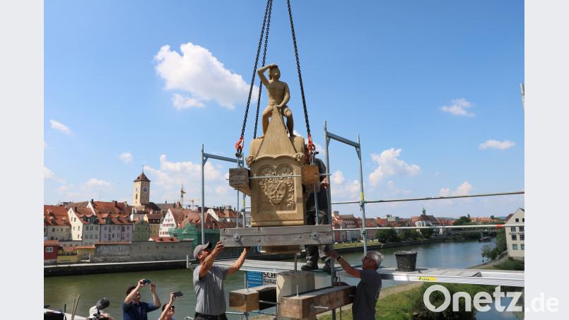 Das Regensburger Bruckmandl kehrt am Dienstag an die Steinerne Brücke zurück. Elisabeth Weiten