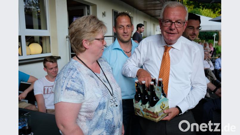 Klare Kante zeigt Thomas Kreuzer, Vorsitzender der CSU-Landtagsfraktion (rechts), beim Sommergespräch der CSU im Biergarten des Rußweiher-Restaurants Rodler. Nach hitzigen Debatten im Landtag kann der „Panzer-Kreuzer“ den  Eschenbacher Zoigl, überreicht von CSU-Ortsvorsitzender Sabine Schultes und Stellvertreter Tobias Lehl, bestimmt genießen. do