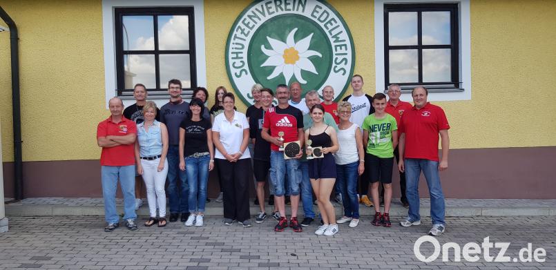 Die Fanclub-Mitglieder entpuppten sich als gute Schützen. Die Besten waren Klaus Rahn (zehnter von rechts) und Selina Deubzer (siebte von rechts). Mit auf dem Bild Edelweiß-Schützenmeister Bernhard Wenning (rechts). Neumann, Jochen [NJN]