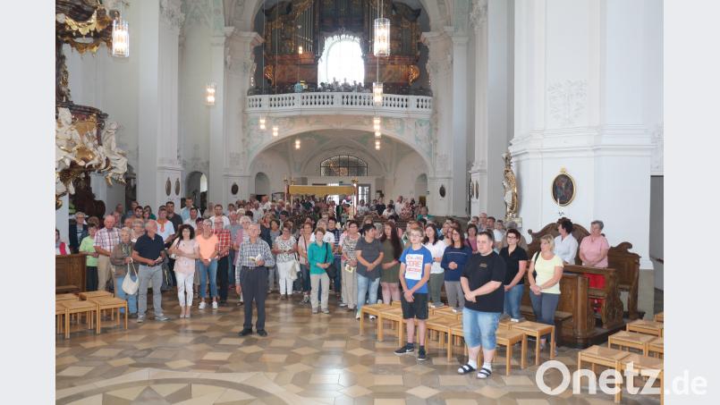 Am Ende des Gottesdienstes dürfen alle Wallfahrer in den Altarraum kommen. rpp