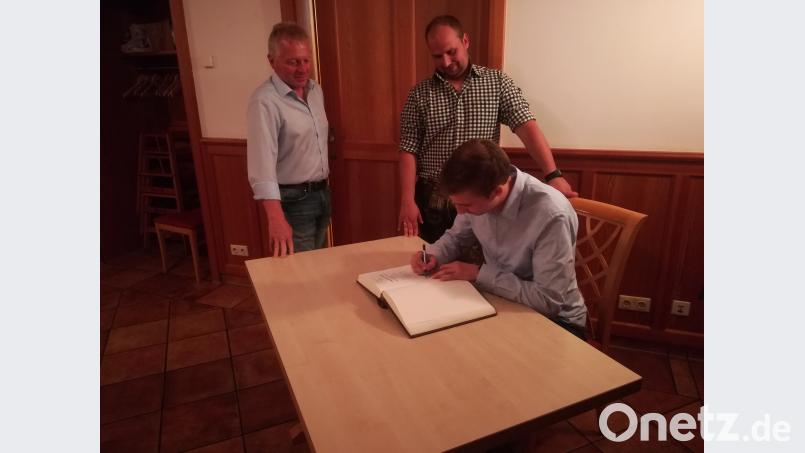 Spielführer Peter Schmidl beim Eintrag ins Goldene Buch mit Hans Schlosser und Sebastian Binner.dav ac