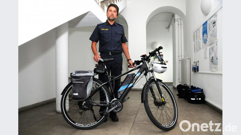 Polizeihauptkommissar Peter Krämer mit einem teuren E-Bike-Fundrad. Viele Besitzer melden den Verlust ihres Rades aber gar nicht. Bild: Gebhardt