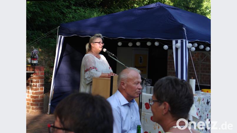 Vorsitzende Judith Englhard (am Pult) und Heinrich Beer (davor)  ehrten im Verlauf der Veranstaltung zahlreiche  Vereinsmitglieder. Müller, Bernhard [müb]