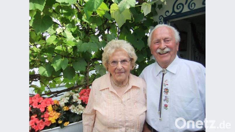 Jubilarin Waltraud Pilkahn mit Gatten Hans-Günther beim Erinnerungsfoto anlässlich ihres 90. Geburtstags. gm
