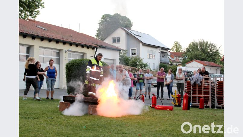 Beim Löschen legten die BRK-Mitglieder selbst Hand an. Mit auf dem Bild Feuerwehrkommandant Bernhard Schmidt. Neumann, Jochen [NJN]