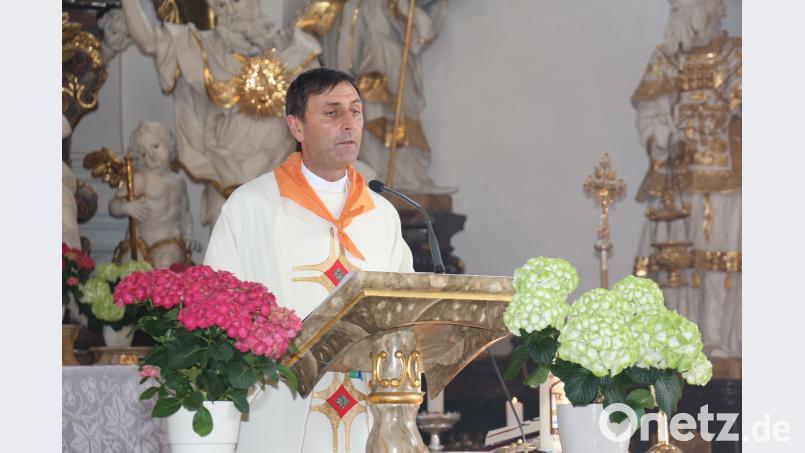 Domkapitular Thomas Pinzer zelebriert die Messe für die Kastler Wallfahrer. rpp