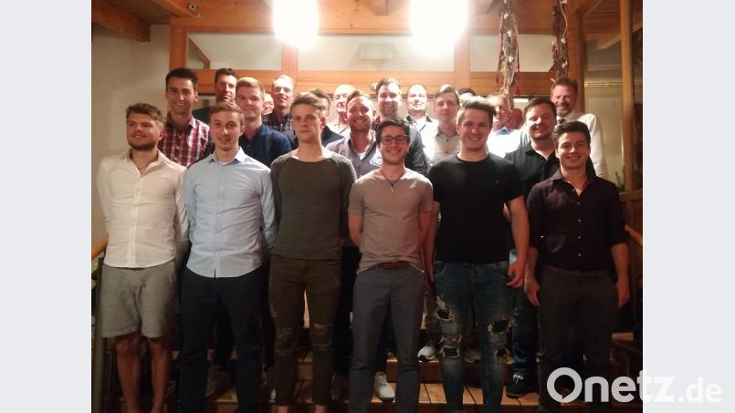 Der Meistermannschaft des SSV Paulsdorf gratuliert Bürgermeister Alwin Märkl (hinten rechs). ac