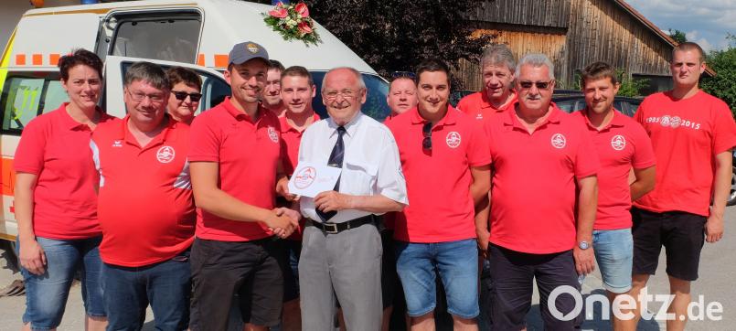 Mitglieder des FC Bayern Fanclubs Wernberg-Köblitz überreichten an BRK – Bereitschaftsleiter  Karl-Heinz Dietl (Mitte) beim Dankfest noch einen Geldbetrag in Höhe von 500 Euro. ohr