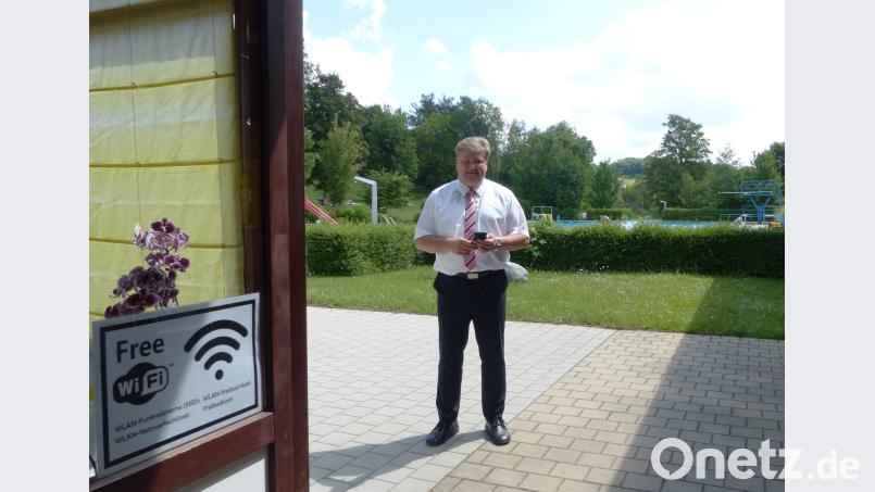 Bürgermeister Stefan Braun freute sich über den kostenlosen WLAN-Hotspot im Kastler Freibad und probierte die Internetverbindung gleich aus. jp