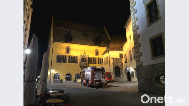 Ein großes Feuerwehrfahrzeug steht vor dem alten Rathaus in der Regensburger Altstadt. Auer, Alexander