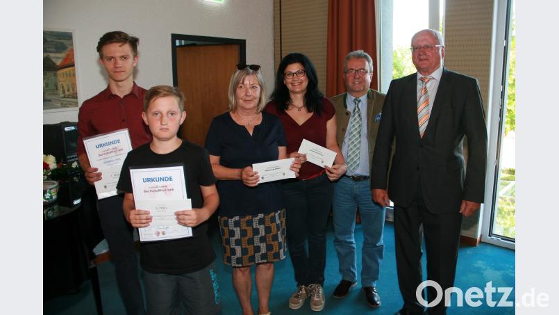 Am Plakatwettbewerb der Schulen beteiligten sich rund 300 junge Künstler. Den ersten Preis erhielt Samuel Ahl, Dritter wurde Marvin Ponath (von links).   Volker Liedtke (rechts) und Bürgermeister Toni Dutz gratulierten. Für die Schule nahmen Inge Dick und Andrea Schiml (Dritte und Vierte von links)   Geldpreise entgegen. wro