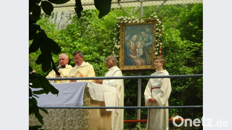 Pfarrer Klaus Birnthaler (Zweiter von links) zelebriert zusammen mit Pfarrer Joseph Madathiparampil 
(Zweiter von rechts) und Diakon Hans-Dieter Göring und den Gottesdienst im Freien exb