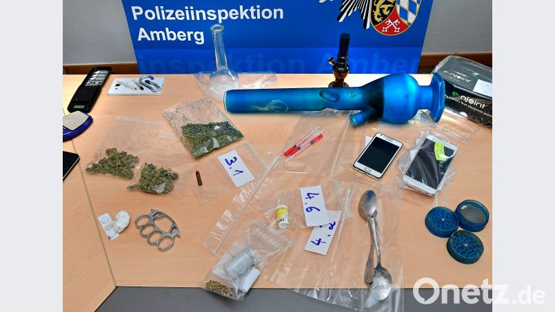 Ein Teil der Ausbeute der PI bei der Durchsuchungsaktion am Mittwoch. Beim Fixerbesteck (4.2) und der blauen Wasserpfeife (oben) wurden noch Anhaftungen von Heroin bzw. Marihuana festgestellt. Die scharfe Patrone (3.1) bringt ihrem Besitzer eine Anzeige wegen eines Verstoßes gegen das Waffengesetz ein. Bild: Petra Hartl Petra Hartl