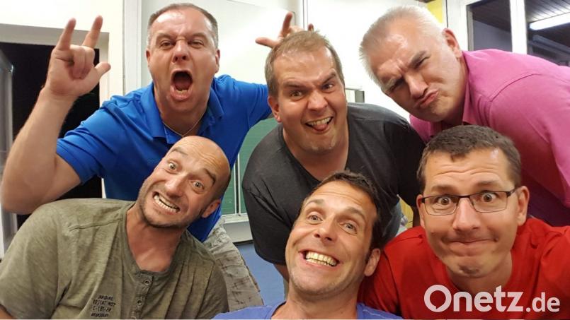 <p>SING OUT sind Johannes Gr&uuml;nbauer und Gregor Schraml (Tenor), Rudi Kreuzer (Lead Vocals, musikalische Leitung), Armin Steinhauser (Bariton), Markus Schuller (Beatbox) und Uli Roth (Bass).</p>
den