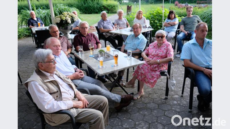 Die  Biergarten-Atmosphäre und das Dämmerschoppen-Format des traditionellen CSU-Sommergespräches kommen bei den vielen Besuchern gut an. do