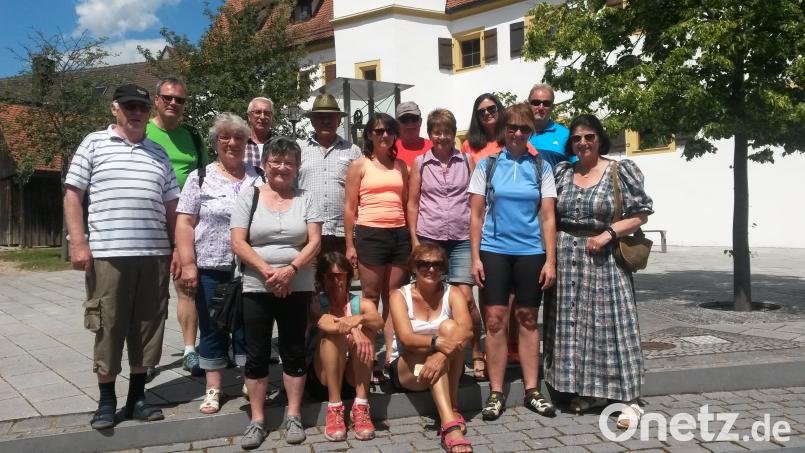 Die Lintacher Radltruppe vor der historischen Münzprägestation mit Stadtführerin Maria Nässl (rechts) und Vorsitzendem Hans Schwarz (Mitte mit Hut). jow