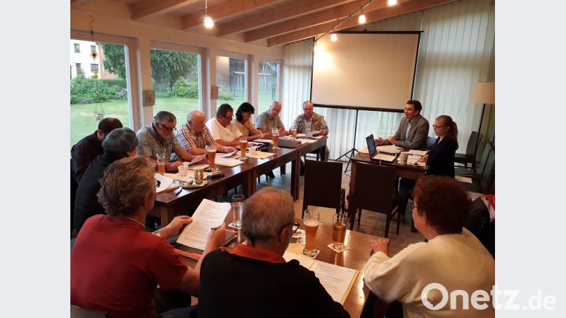 Stephanie Singer und Martin Stahr (rechts im Bild), Mitarbeiter im Amt für ländliche Entwicklung leiteten die erste Sitzung der Teilnehmergemeinschaft. Links am Tisch das gewählte Vorstandsteam. mnt