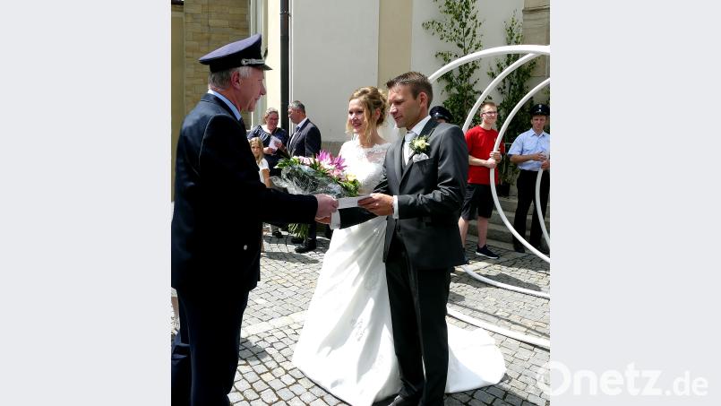 Hans Scharbauer gratuliert dem Paar. kzr