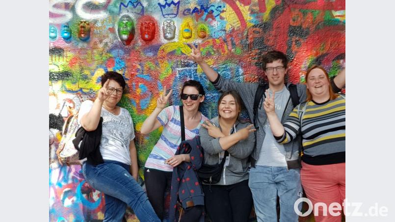 Die Fahrt nach Prag bleibt den Teilnehmern – hier an der „Lennon Wall“ – sicher dauerhaft als fröhliche Zeit in Erinnerung. exb
