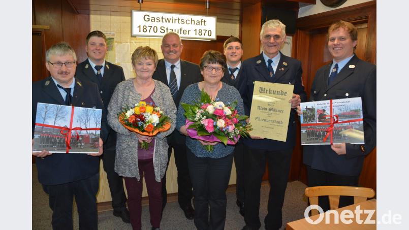 Bei einer Mitgliederversammlung der Feuerwehr Königshütte wurden Alois Männer und Alois Staufer für ihre Verdienste gewürdigt. Im Bild (von links) Alois Staufer, Tobias Schmid, Evi Staufer, Bürgermeister Johann Burger, Gertrud Männer, Vorsitzender Christian Weiß, Alois Männer und Kommandant Martin Teubner. jr