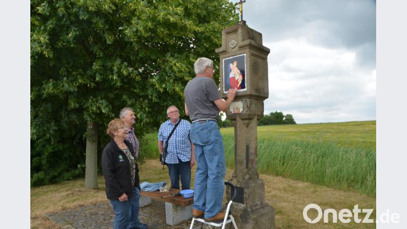Elfriede und Georg Portner sind die Besitzer des „Wolf-Jackl“-Marterls und freuen sich mit Rudolf Großmann über die fachgerechte Auffrischung des Bildnisses durch Kunstmaler Werner Wewior (von links). dob