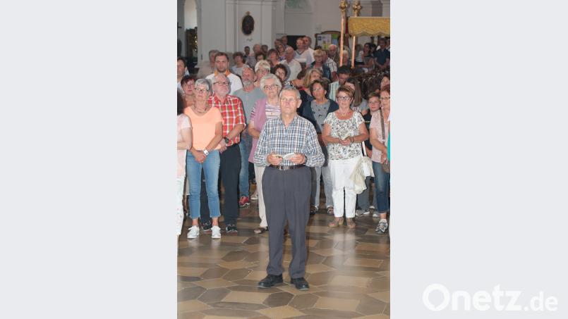 Josef Weidner (vorne) spricht zum Schluss noch ein Gebet. rpp