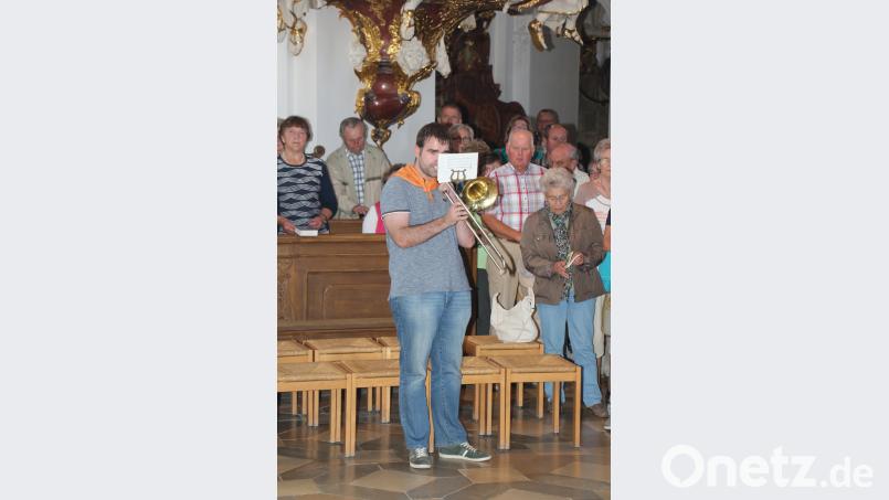 Uli Bär begleitet auf der Posaune das Schlusslied. rpp