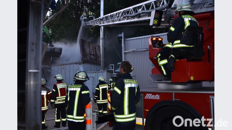 Mithilfe der Drehleiter der Vohenstraußer Stützpunktwehr konnte der Brand im Hackschnitzelbunker von oben gelöscht werden. dob